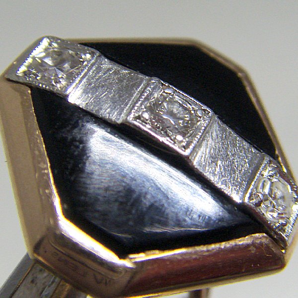 (c1303)Golden cufflinks with brilliants and onyx.